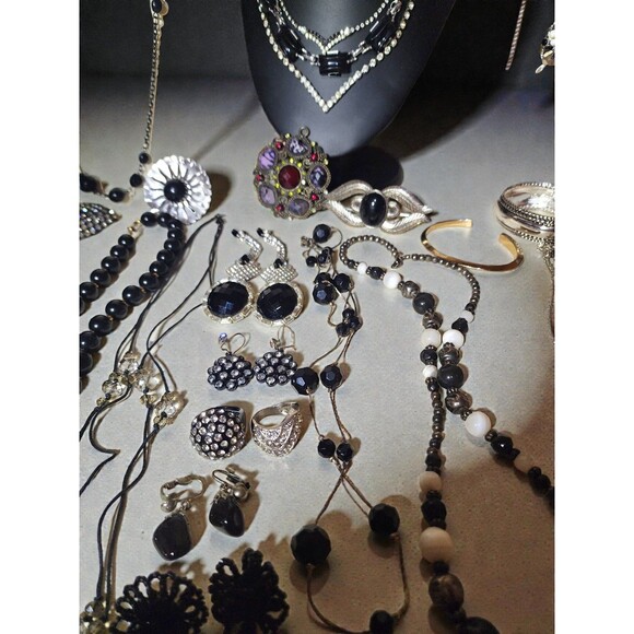 30 Pc Vintage Black Jewelry Lot Sarah Coventry Pin Goth Glam Necklace Reseller - Picture 4 of 9